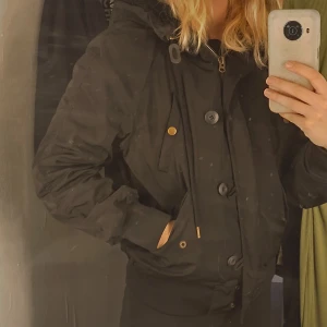Jacka - Svart jacka som är använd många gånger men som fortfarande är i bra skick. I storlek eur 36.