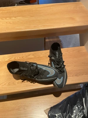 Säljer äkta fotbollsskor  - Säljer mina fotbollsskor för 800. Använd bara fåtal gånger och i nyskick, anledningen till att jag säljer är att jag köpt nya och har ingen användning av de längre. Nypris ligger på 3000