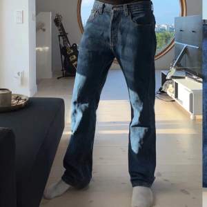 Levis jeans i en snygg mörkblå färg. Sitter snyggt 