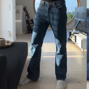 Levis jeans - Levis jeans i en snygg mörkblå färg. Sitter snyggt 