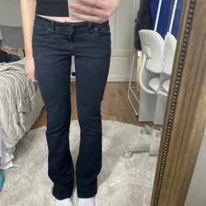 Mörka jeans  - så coola lågmidjade raka/lite bootcut jeans i en mörk färg🫶🏼Köpta på Zalando från märket LTB och är aldrig använda! Jag är 1,70 och dom är perfekt långa på mig❤️❤️