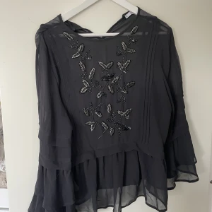 Blus med detaljer  - Fin blus från mango med fina detaljer i paljetter. Mycket bra skick. Sorlek L men är mer som en M. 