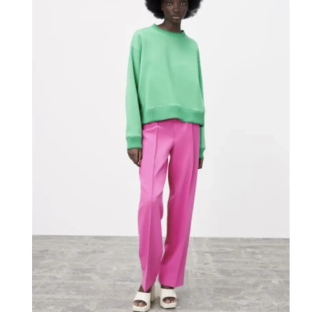 Säljer min fina gröna sweatshirt från Zara! Använd fåtal gånger, som ny💚 Pris 70kr+frakt. Köparen står för frakten!. Hoodies.