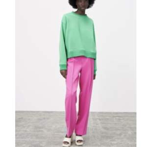 Säljer min fina gröna sweatshirt från Zara! Använd fåtal gånger, som ny💚 Pris 70kr+frakt. Köparen står för frakten!