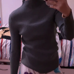 Topp - Topp i strl. M. Helt ny, aldrig använd i och med att den är för stor (bara prövad för bildens skull). Pris kan diskuteras. 