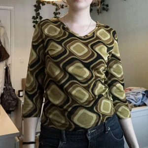 Glittrig mesh topp  - Super söt glittrig topp i 70 tals stil, har v ringning och tre kvarts ärmar. Storlek m men passar xs/s. Säljer då den inte anstånds💗