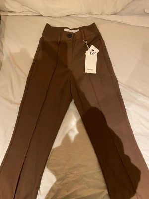 Utsvängda kostymbyxor  - Utsvängda kostymbyxor från bershka. Tyvärr kom dom aldrig till användning men sitter så fint på. Storlek 32