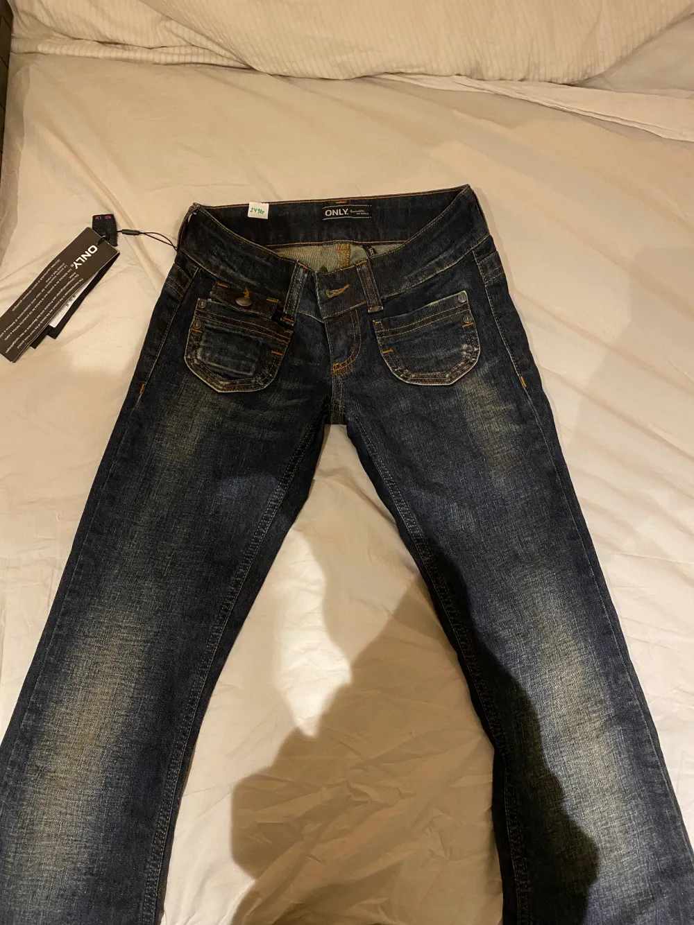 Lågmidjade jeans från only, med prislapp. Storlek 32,32.. Jeans & Byxor.