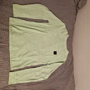 Säljer min oanvända Peak tröja i grönt o storlek M. Passartrue to size.