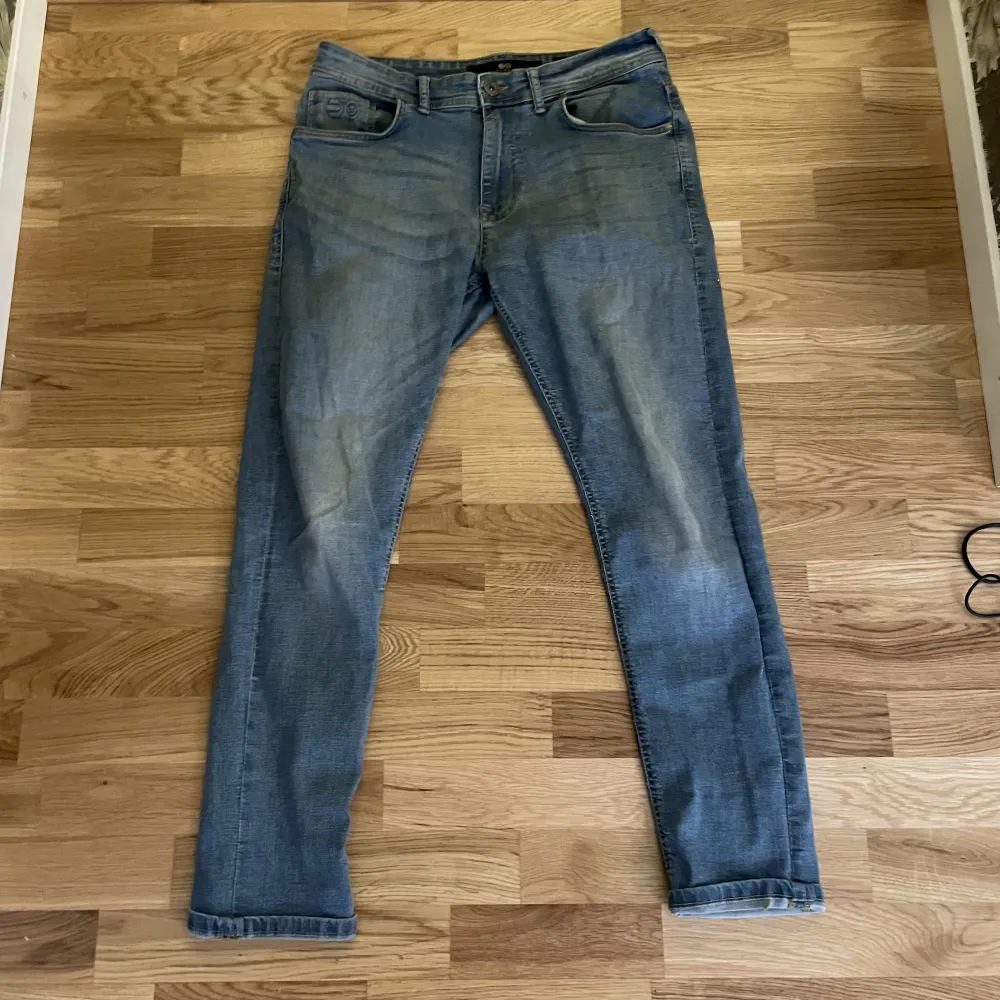 Crosshatch black label jeans Storlek 32, Taper fit Väldigt fint skick, endast använda ett fåtal gånger!. Jeans & Byxor.
