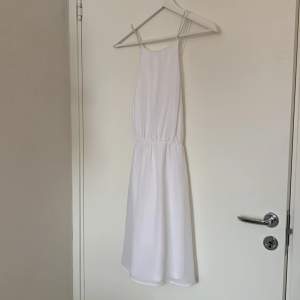 Säljer denna super fina vita klänning från bubbleroom i storlek 34. Använd ca 1 gång så skicket är som nytt. Jätte snygg detalj i ryggen 😍 Säljer för 150kr + frakt. Skriv privat om ni önskar fler bilder🥰💕