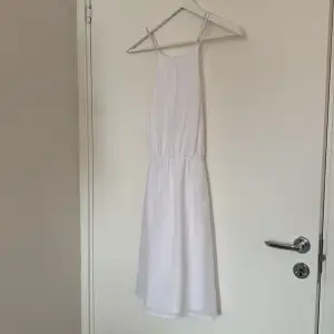Säljer denna super fina vita klänning från bubbleroom i storlek 34. Använd ca 1 gång så skicket är som nytt. Jätte snygg detalj i ryggen 😍 Säljer för 150kr + frakt. Skriv privat om ni önskar fler bilder🥰💕