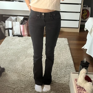 Lågmidjade bootcut jeans - Säljer dessa lågmidjade bootcut jeansen , sjukt snygga !!!  Innerbenslängden är ca 83 cm . Jag är 168 cm och har långa ben och jeansen sitter perfekt 😍