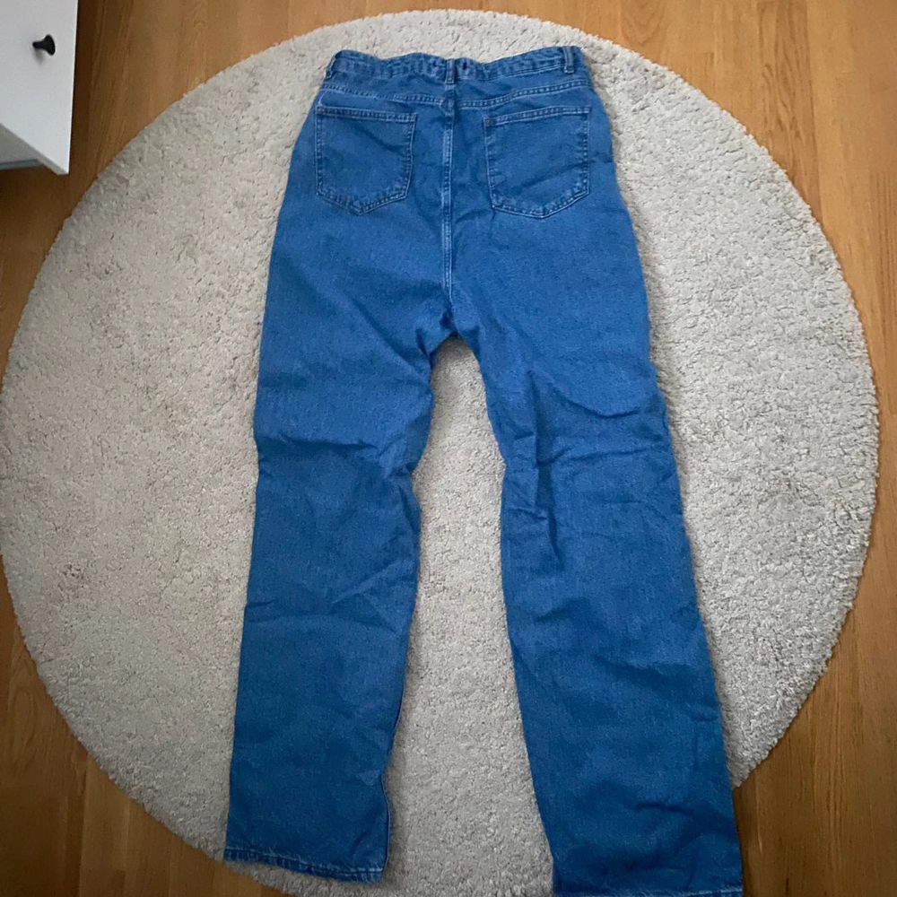 Jeans - Storlek 42 - Ordinare från Boohoo - Använda 1 gång - Långa! Jag är 184 cm - Köparen betalar för frakt - Inga returer - Betalning via köp direkt . Jeans & Byxor.