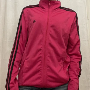Adidas kofta - As snygg rosa adidas kofta i ok skick! En liten fläck som syns på bilden men går bort i tvätten (vi tvättar innan den skickas)❤️ strl S men passar mig som har xs