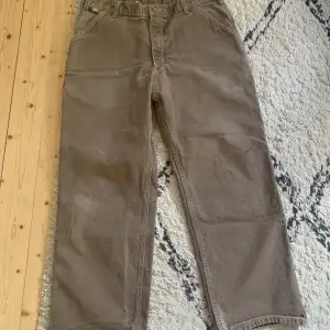 Ett par carhartt jeans köpta på second hand och bara använda ett fåtal gånger