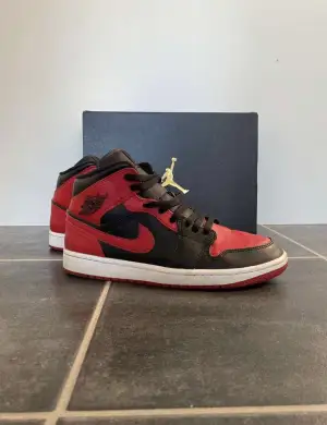 Ett par Jordan 1 mid ”Banned” i storlek 44 som är knappt använda! Skick 8/10. Skorna skickas i originalförpackning. För eventuella frågor kontakta mig!