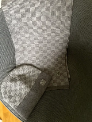 Lv mössa, och lv halsduk - Jag säljer dessa nya produkter åt en vän som vann det på Instagram av fashion Sverige, och nu vill han sälja det, dessa är helt nya men kommer ändå gå me me priset mycket.