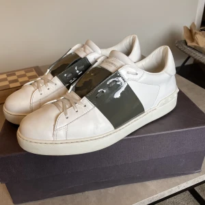 Valentino Garavani skor - Jag säljer mina Valentino skor i färgen Khaki green. Skorna är sparsamt använda och är i storlek 43 kan passa 44. Skorna är köpta på Harrods i London för 6000kr. Priset är ej hugget i sten skriv om du är intresserad,kan frakta.