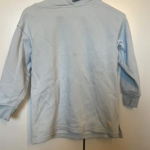 Hoodie - Ljusblå hoodie i strl 130 från lager 157.