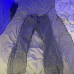  Jeans  - Gråa jeans som jag bara jag använt några gånger fina inget är slitet på dom 
