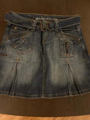 Jeanskjol med detaljer - Jenaakjol med detaljer och avtagbart skärp 