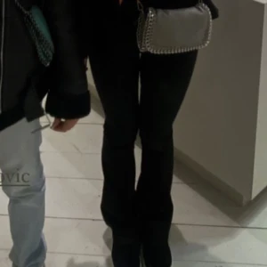 Jeans - SLUTSÅLDA Low waist bootcut jeans. Använda fåtal gånger så därav i nyskick💓säljer då dom är försmå på mig!  