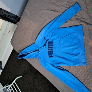 Sällsyn blå Puma hoodie S - Säljer min lillebrors PUMA hoodie. Fräsch och knappt använd.