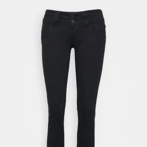 Slutsålda Pepe jeansen i storlek 24,34!! - Säljer nu dessa svarta Pepe jeans VENUS i storlek 24,34 som är slutsålda på About you!! Köpte dom för ca 1049kr men säljer för endast 600!!! Längden kan passar mig som brukar ha längden 32 men kan även passa längre❤️❤️