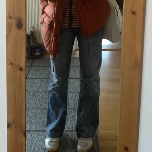 Bootcut jeans - Originella, snygga, lågmidjade bootcut jeans i bra kvalitet. Säljer på grund av att de är för små för mig. Lite insydda i midjan (ca 1,5cm) men som går att sprätta upp om man vill ha dem bredare.💕
