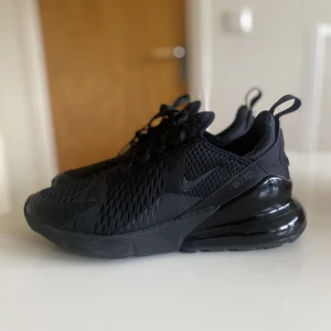 Nike air Max 270 - Säljer nu mina knappt använda Nike skor då de var för små i storleken. Det är storlek 40 men skulle säga att de passar mer storlek 39 💗  Köpta för 1800kr på nike officiell