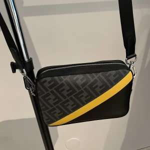 Fendi väska  - Hej, säljer min Fendi väska. Allt medföljer, dustbag, fendi kort osv. Priset kan sänkas vid snabb affär.