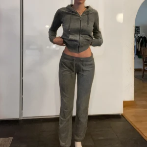 Mjukisset - Det populära velour mjukissetet från Cubus i grå. Båda är i storlek S. Nypris för båda: 698kr. Kan mötas upp i Jönköping eller Vaggeryd annars tillkommer fraktkostnad 🤍