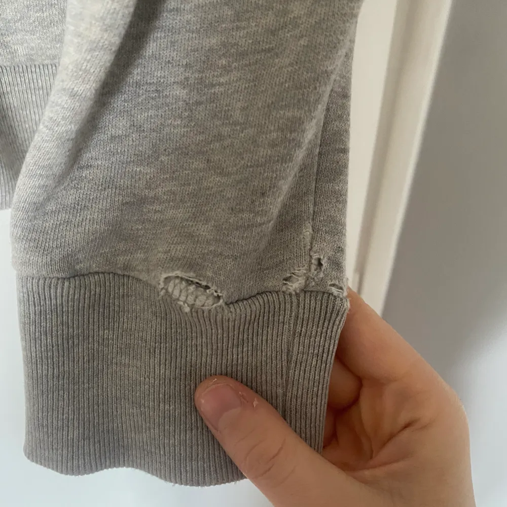 Zadig tröja, har några hål längst ner på armarna men inget som man tänker på eller går att nåla ihop!. Hoodies.