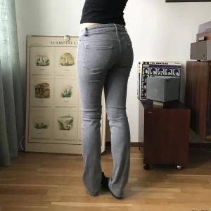 Gråa acne jeans - Säljer dessa gråa acne jeans i super bra skick! Har använt några gånger. Skulle vilja säga att dem är mid waist o ganska smala vid  benen