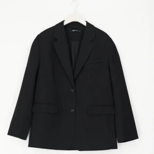 Kavaj - Kavaj/blazer från Gina. Bara använd  tre gånger. Super snygg att ha till vardags eller på fest. Har praktiska fickor på båda sidorna. Köpt för 700kr