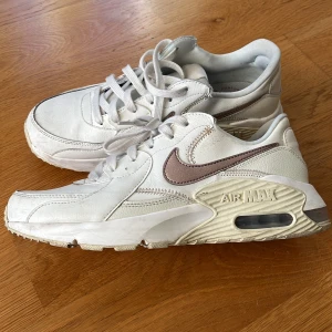 Ett par nike air max  - Säljer mina super coola nike air maxes med en rosa detalj då dem är lite för stora, men dem är bara använda ett fåtal gånger vilket gör att dem är i nyskick, kontakta om ni vill ha mer bilder eller info. Ordensrie pris var runt cirka 1500 kr 