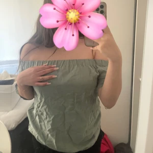 Offshoulder - En offshoulder tshirt i mintgrön färg. Volanger på ärmarna. Stryker självklart innan jag fraktar. 