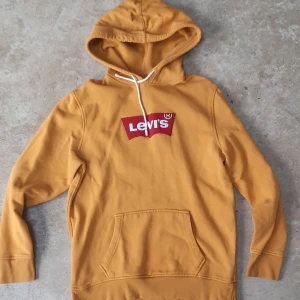 Levis hoodie - Senapsgul hoodie från Levis. Fint skick, strl L