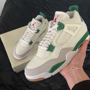 Jordan 4 pine green - Jordan 4 pine green    Köpta på Nike SNKRS exclusive access    Condition: Deadstock Storlek:   eu45/us11  Bid : 3700 Bin : 4200
