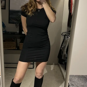 T-shirtklänning - Svart t-shirtklänning som sitter väldigt fint på kroppen. Från hm.