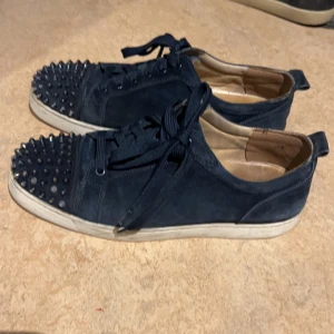 Louboutin skor - Säljer kanske den fetaste cw för loubs dom är i stl 44 kommer passa perfekt till sommaren hör av er för andra frågor