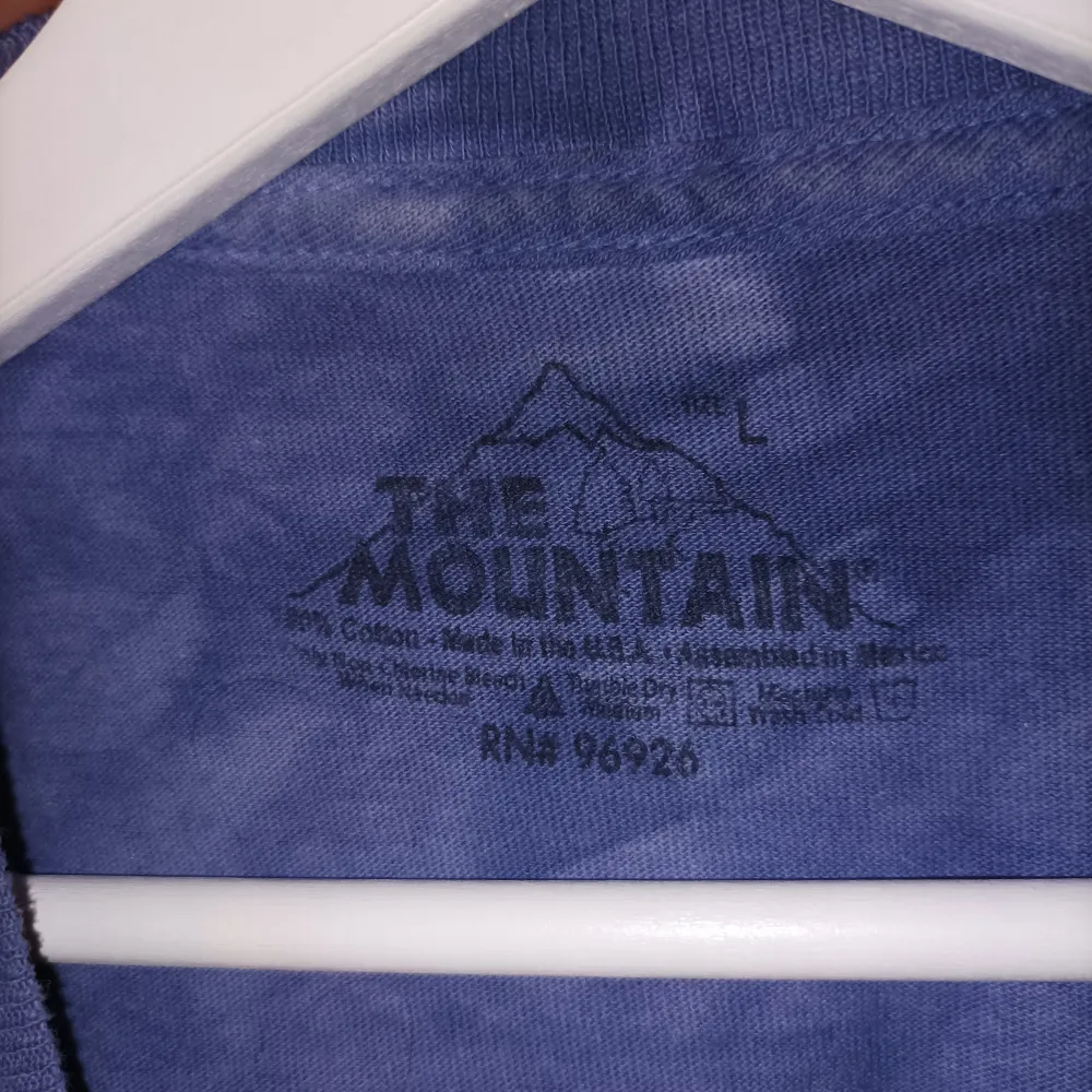 En tiedye och en The Mountain original Tisha med en älva på. Båda äkta och bra kvalitet. T-shirts.