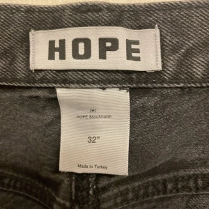 Hope rush jeans - Hej, säljer mina hope rush jeans i färgen ”Washed black”. Väldigt eftertraktade och Inga hål eller skador finns, helt okej skick. Storlek 32, Nypris ligger på runt 1500kr. Säljer för 600kr, har du frågor så tveka inte på att höra av dig, Mvh Carl.