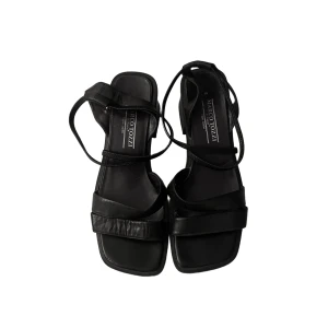 90s heels - vintage italienske 90s grunge skinn strappy heels i størrelse 39. 🎀 komfortable å gå i !