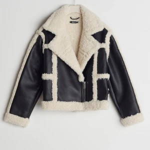 Ginatricot jacka - Den här jackan är alldrig använd och är i bra skick. Priset på den när jag köpte den var 900kr. Jackan kan passa vem som helst den är från s till m.