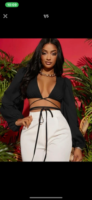 Blus med knytning  - Jätte fin blus med snören som man kan knyta lite hur man vill beroende på hur man vill att toppen ska sitta. Aldrig använd 