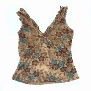Blommig sommartopp - Söt blus/linne i väldigt lätt och flowy tyg perfekt till sommaren men inte min stil, köpt second hand och saknar både märke och storlek men gissar starkt på strl S (jag är S o den sitter helt perfa)💕💕