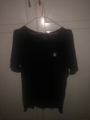 Sail Racing T-Shirt - Sail Racing M Salinity Tee Carbon. Size S. Completely new, tag still attached as shown in the picture. Negotiable.