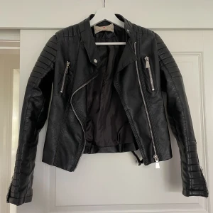 Skinnjacka  - Skinnjacka från chiquelle i bra skick! Stl 36